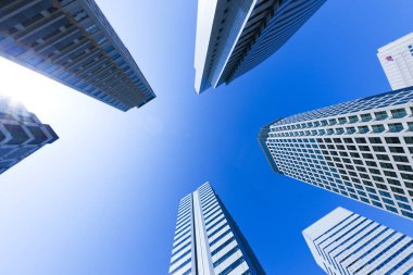 Gökdelenler mavi gökyüzü üzerinde 