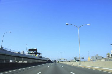 Güneşli bir günde Japonya 'daki otoyol manzarası