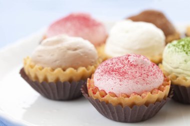 Lezzetli, renkli keklerin yakın plan görüntüsü.        