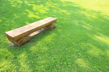 Yeşil çayır üzerinde ahşap bank
