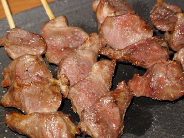 Şişte ızgara ızgaranın yakın plan görüntüsü.            