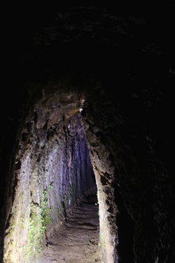 Japonya 'daki Iwami Ginzan Gümüş Madeni' nin bir parçası olan Ryugenji Mabu maden kuyusuna giriş.. 