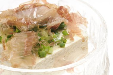 Doğranmış soğanlı soya peyniri ve bonito gevreği.