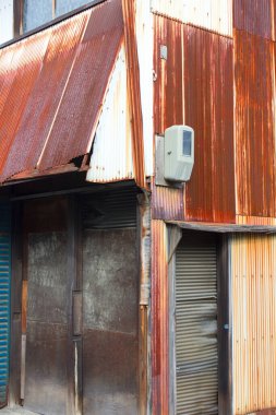 Evin ön cephesinde eski paslı demir var.