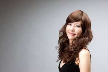 Genç ve güzel Asyalı bir kadının portresi.