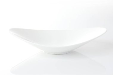 Beyaz arka planda izole edilmiş beyaz kase