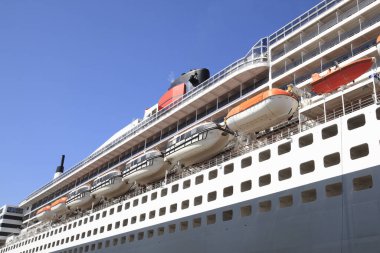 Denizde gemi gezisi.