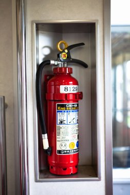 Acil servis mağazasının duvarında yangın söndürücü var.