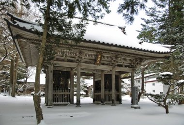 Japonya 'nın Hokkaido kentindeki karla kaplı antik Japon tapınağının manzaralı görüntüleri.