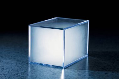 Koyu arkaplanda cam küpte buz