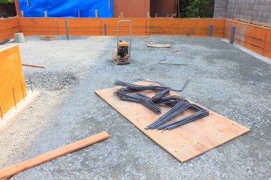 İnşaat alanında ahşap çerçeveli çakıl döşeme