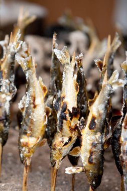 Şişte ızgara balığın yakın plan görüntüsü.      