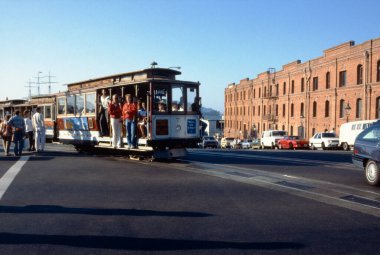 Tramvay şehrin caddesinde ilerliyor..