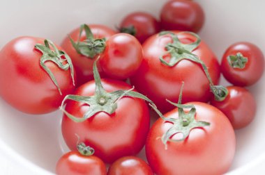 Arka planda taze kırmızı domatesler, kapatın.