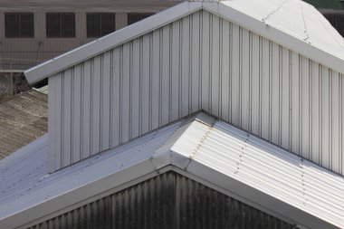 Keskin açıları ve çizgileri gösteren metal çatı yapısı