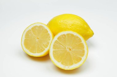 beyaz arka planda taze limon meyveleri