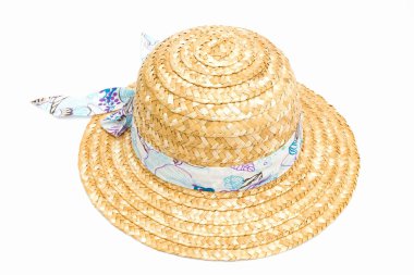 Beyaz arka planda fiyonklu hasır şapka