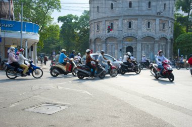 Vietnam 'da motosiklet kullanan bir sürü insan var.