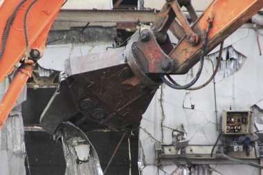 Şehirdeki eski binanın yıkımı