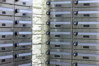 Evin duvarındaki metal posta kutuları..