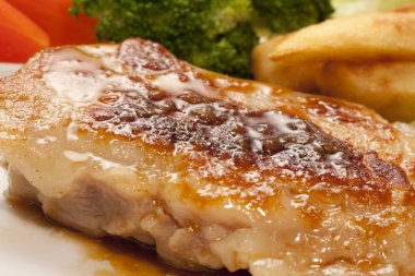 Arka planda sebzeli biftek, yakın plan.