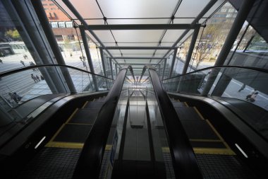 Tokyo, Japonya - 17 Kasım, 2016: Tokyo istasyonunda yürüyen merdiven. Japonya, Tokyo..