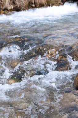 Kayaların üzerinde akan su, güzel hızlı dağ nehri.       