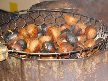 Sonbahar sezonunda yerel bir markette ateşte kestane kızartıyorum.