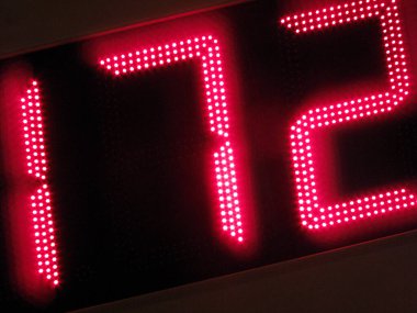 Dijital ekran, 172 sayısının bir spor etkinliğinde gece ayarı sırasında parlak kırmızı ışıklarla gösterildiğini gösterir