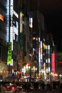 Güzel şehir manzarası ve açık hava reklam tabelaları