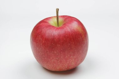 Beyaz arka planda taze kırmızı elmanın yakın plan görüntüsü