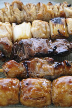 Şişte ızgara tavuk eti.