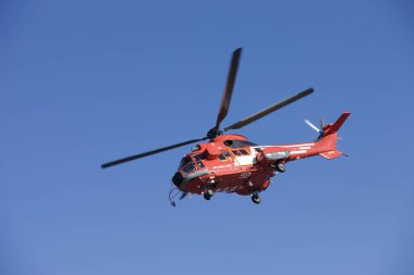 Mavi gökyüzünde uçan helikopter manzarası
