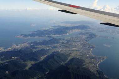 Deniz kıyısındaki uçaktan ve sahil kasabasından güzel bir hava manzarası.        