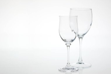 Beyaz arkaplanda boş bardak