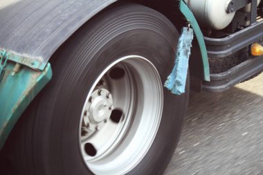 Bir kamyon parçasının görüntüsünü kapat