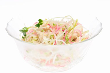 Bir kasede taze sebzeli salata, beyaz üzerine izole edilmiş.