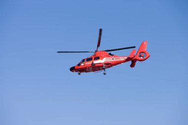 Mavi gökyüzünde uçan helikopter manzarası