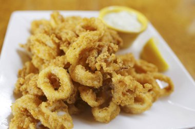 Limonlu ve soslu kızarmış kalamar.