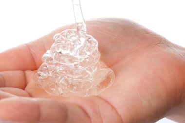 El ele tutuşan şeffaf şampuan, yakın görüş.