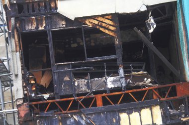 Yangının sonucunda önemli bir bina yıkıldı. Görünür yanmış yapılar, tahrip edilmiş pencere açıkları ve is izleri. 