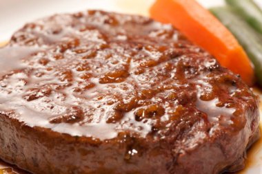 Arka planda sebzeli biftek, yakın plan.