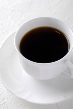 Beyaz fincan kahve beyaz zemin üzerine.