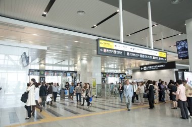 Gündüz vakti Osaka tren istasyonunun modern iç mekanı, Japonya