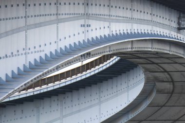 Karmaşık tasarım elementleriyle kıvrımlı mimari yapı şehir ortamında modern mühendisliği sergiliyor.