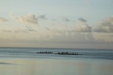 Deniz manzarası üzerinde güzel bir gün batımı 