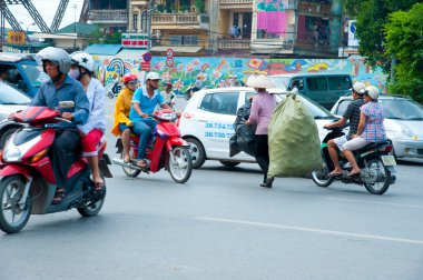 Vietnam 'da motosiklet kullanan bir sürü insan var.