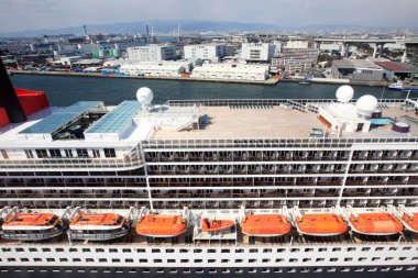 Denizde yüzen yolcu gemisinin manzarası