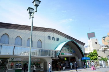 Japonya 'daki tren istasyonu manzarasında harfler var.