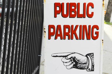 Sokakta el ele park yeri tabelası